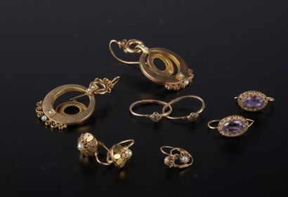 null Cinq paires de boucles d'oreille en or jaune 18k ornées de demi-perles ou d'améthystes...