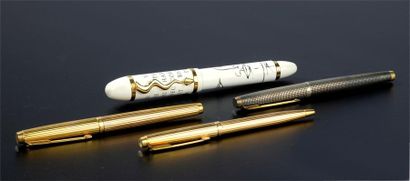 null Deux stylos à plume en argent quadrillé et en métal doré et un stylo à bille...