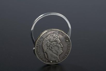 null Porte-clef en argent formé d'une pièce de 5 francs de 1847 et d'un anneau rigide.

Signé...