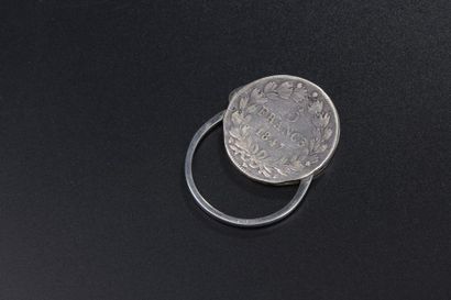 null Porte-clef en argent formé d'une pièce de 5 francs de 1847 et d'un anneau rigide.

Signé...