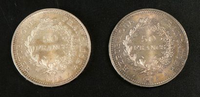 null Deux pièces en argent de 50 francs français 1975 et 1977.

Poids : 59,7 g

Lot...