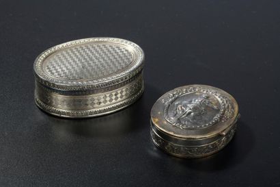 null Tabatière en argent guilloché (chocs).

XIXe siècle.

Long. : 7,2 cm - Larg....