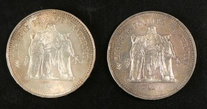 null Deux pièces en argent de 50 francs français 1975 et 1977.

Poids : 59,7 g

Lot...