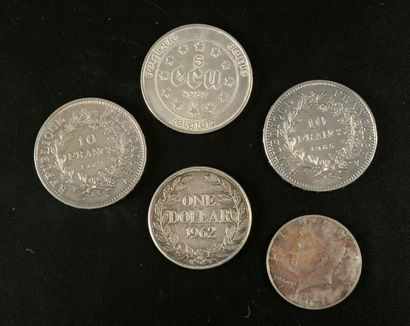 null Ensemble de pièces en argent :

- deux de 10 francs français ;

- une de 1 dollar...