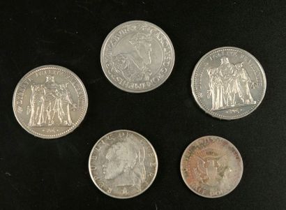 null Ensemble de pièces en argent :

- deux de 10 francs français ;

- une de 1 dollar...