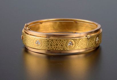 null Bracelet rigide et ouvrant en or jaune et rose 18k, la partie centrale gravée...