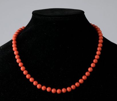 null Collier de cinquante-huit perles de corail rouge, le fermoir boule à godrons...