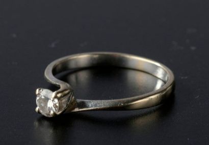 null Bague solitaire en or gris 18k griffée d'un petit diamant d'environ 0,2 ct.

Doigt...