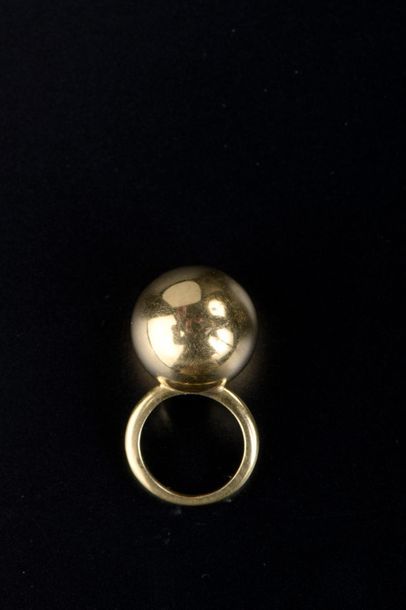 null Bague boule en or jaune uni 18k (infimes petits chocs).

Vers 1970.

Doigt :...