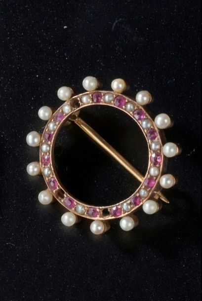 null Broche anneau en or jaune 14k sertie de rubis (manque un) alternés de demi-perles...