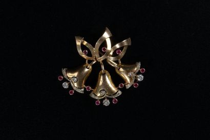 null Broche en or jaune 18k figurant trois clochettes, chacune ornée de diamants...