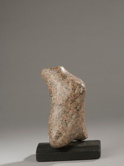 null Michel BECK (né en 1928).

Torse de femme.

Granit rose monogrammé.

Haut. :...