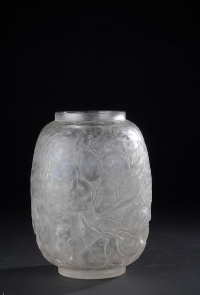null René LALIQUE (1860 - 1945).

Vase modèle "monnaie du pape" en verre clair moulé-pressé...