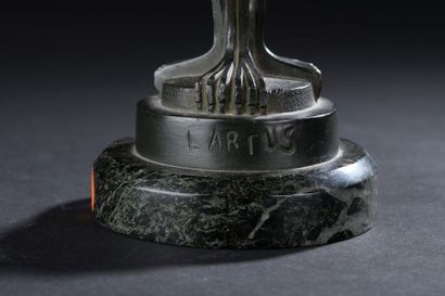 null Max LE VERRIER dit ARTUS (1891 - 1973).

Brûle-parfum en alliage métallique...