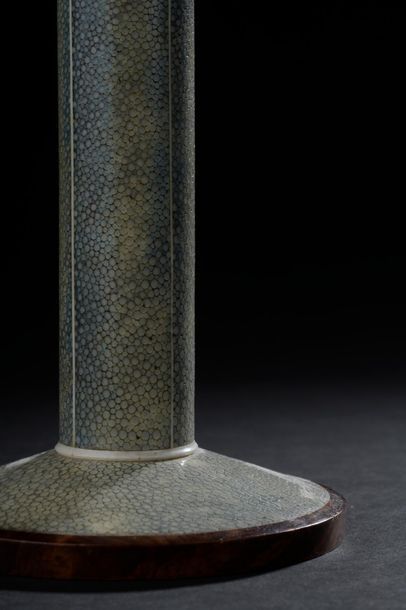 null Clément ROUSSEAU (1872 - 1950).

Pied de lampe cylindrique entièrement gainé...