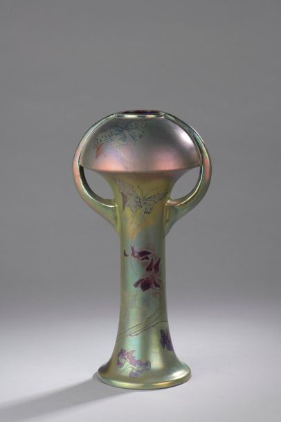 null Delphin MASSIER (1836 - 1907).

Vase champignon à anses en faïence émaillée...