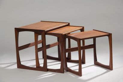 null Trois tables gigognes en bois naturel (taches).

Danemark, vers 1960.

Haut....