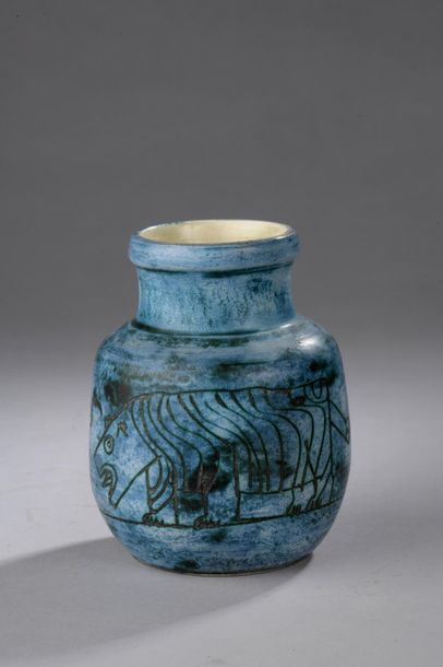 null Jacques BLIN (1920 - 1995).

Vase rond à col resserré en faïence incisée d'une...