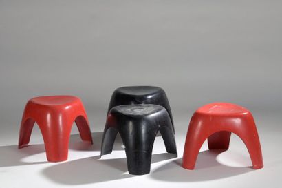 null Quatre petits tabourets en fibre de verre, deux rouges et deux noirs (usures...