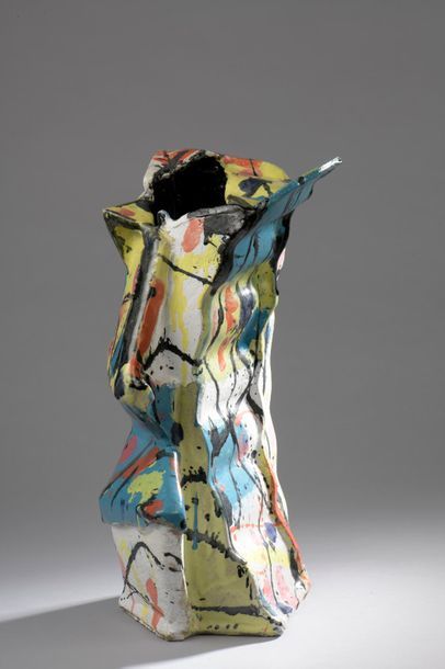 null Michel LANOS (1926 - 2005).

Vase de forme libre en grès émaillé et peint d'un...