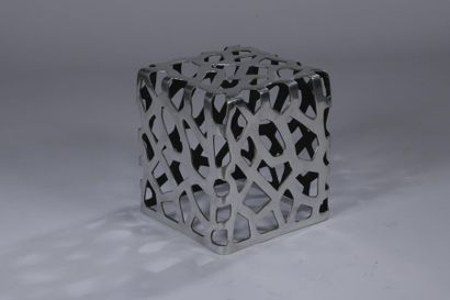 null Guéridon cubique pouvant former tabouret en aluminium ajouré de formes géométriques.

Travail...