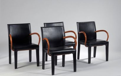 null Dans le goût de Philippe STARCK.

Quatre fauteuils à structure métallique entièrement...