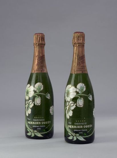 null 2 bouteilles CHAMPAGNE "Belle Epoque", Perrier-Jouët 1976 (LB) 