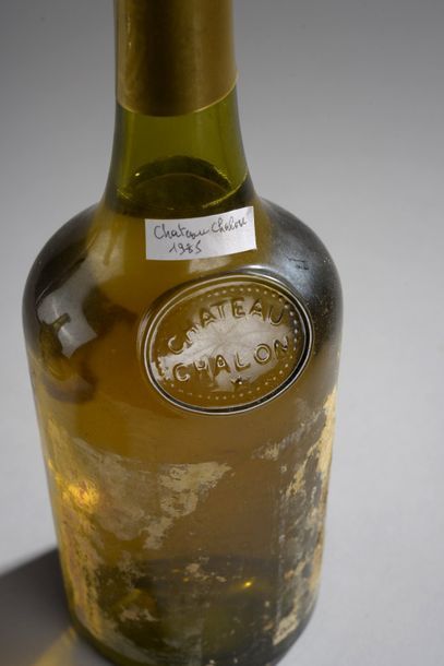 null 2 bouteilles CHÂTEAU-CHALON FVV Voiteur 1985 (eta, 1 présumée) 
