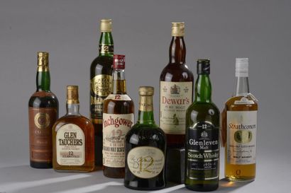 null 8 bouteilles SCOTCH WHISKY "Single Malt", 12 years (Inchgower/Dalmore/Glen Tauchers/Glendronach/Dewar's/Glenforres/Strathconon/Glenleven)...