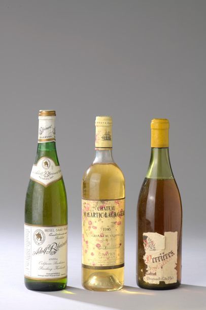 null Ensemble de 3 bouteilles VIN BLANC : 1 bouteille CH. MALARTIC-LAGRAVIERE, Pessac-Léognan...