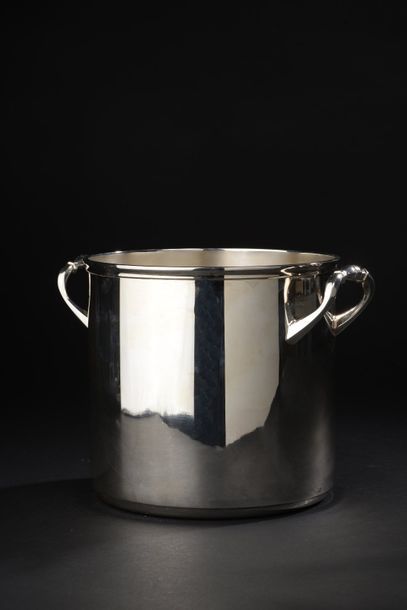 null CHRISTOFLE.

Seau à champagne en métal argenté.

Haut. : 20,5 cm - Diam. : 22...