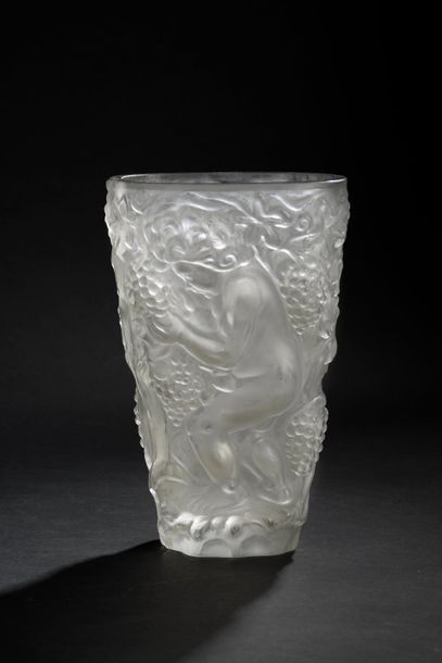 null GROS.

Vase en verre pressé-moulé à décor de Bacchus et pampres de vigne (infimes...