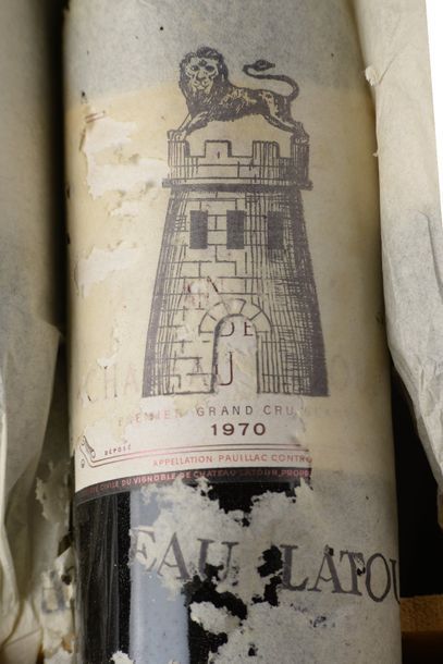 null 12 bouteilles CH. LATOUR, 1° cru Pauillac 1970 (5 TLB, 4 LB, 3 B) cb 