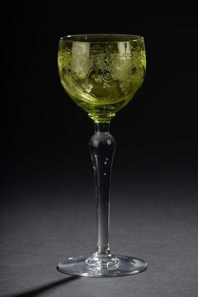 null BACCARAT.

Suite de seize verres à vin du Rhin en cristal vert à décor gravé...