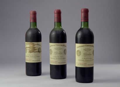 null 3 bouteilles CH. CHEVAL-BLANC, 1° Grand Cru St-Emilion 1972 (es, 2 TLB, 1 B)...