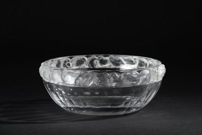 null LALIQUE France.

Coupe en cristal pressé-moulé, la bordure à décor d'une frise...