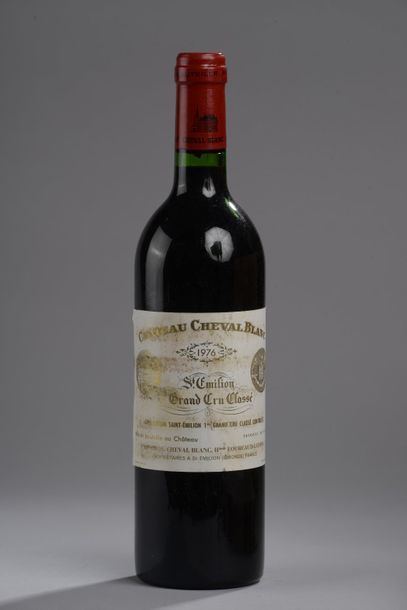 null 1 bouteille CH. CHEVAL-BLANC, 1° Grand Cru St-Emilion 1976 (ett) 