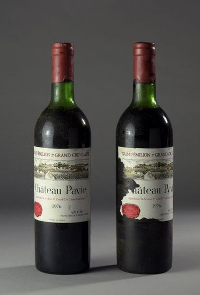 null 2 bouteilles CH. PAVIE, 1° Grand Cru St-Emilion 1976 (LB, 1 ett) 