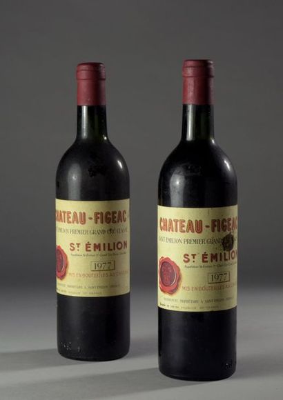 null 2 bouteilles CH. FIGEAC, 1° Grand Cru St-Emilion 1977 (es, J, 1 tachée) 