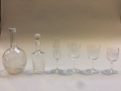 null BACCARAT.

Partie de service de verres modèle "Nancy" en cristal gravé. Elle...