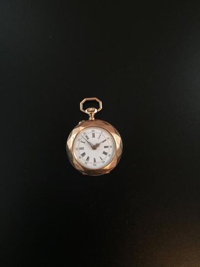 null Montre de col en or jaune 18K facetté (petits chocs), le cadran émaillé blanc...