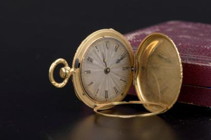 null Montre de col savonnette en or jaune 18K, le fond guilloché de fleurs et agrafes,...