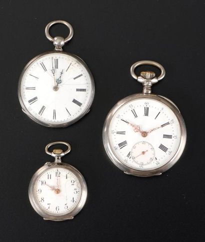 null Trois montres de poche en argent guilloché (cheveux à l'émail de l'une).

XIXe...
