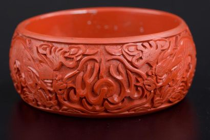null Bracelet rigide en bois sculpté de dragons, laqué rouge.

Larg. : 3,2 cm - Diam....
