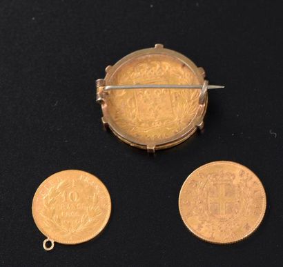 null Trois pièces en or : quarante francs Louis XVIII de 1819 (montée en broche en...