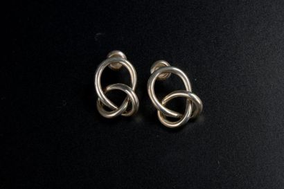 null Paire de boucles d'oreille nœud en argent. 

Signée TANE. 

Mexique, XXe siècle....