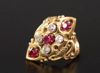 null Bague en or jaune 18K, le chaton de forme navette épaulé de deux volutes entourant...