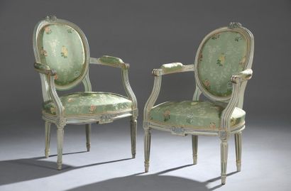 null Paire de fauteuils médaillon en noyer mouluré laqué gris et rechampi vert, le...