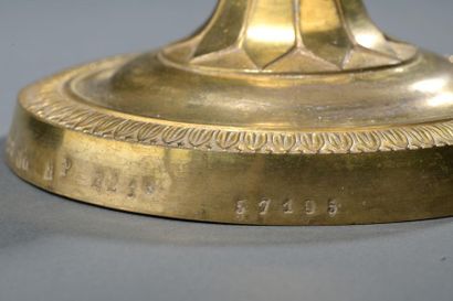 null Paire de bougeoirs en carquois en bronze patiné et doré (usures). Le fût à pans...