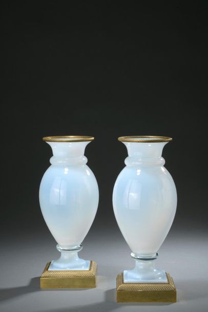 null Paire de vases balustre en opaline savonneuse, le pied et le col à bourrelet,...